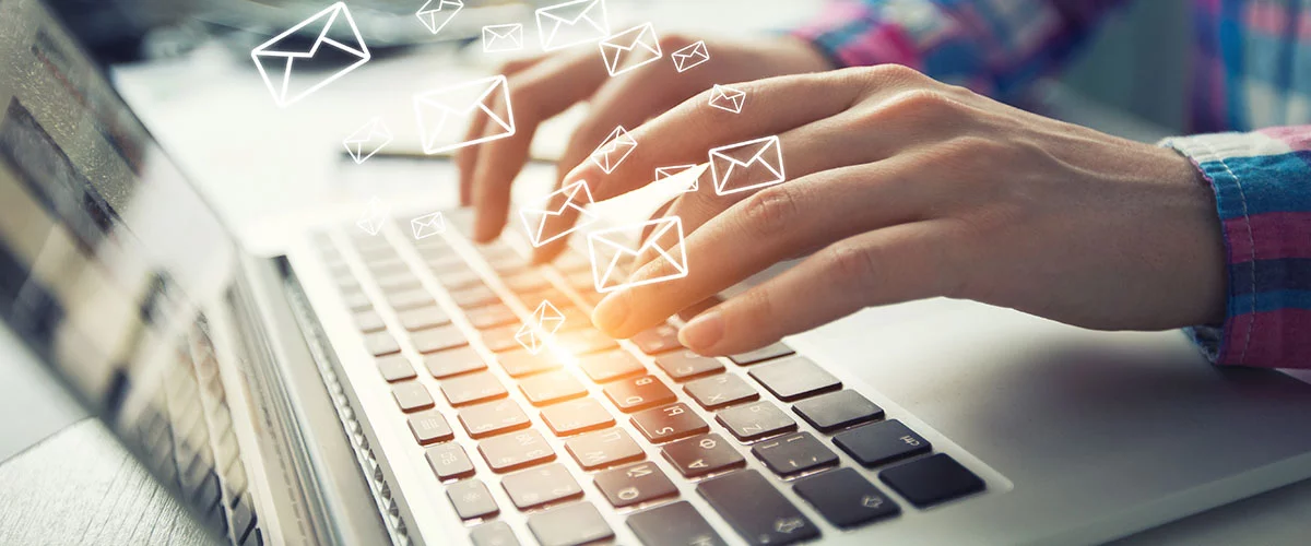 Pisanie emailov na laptope